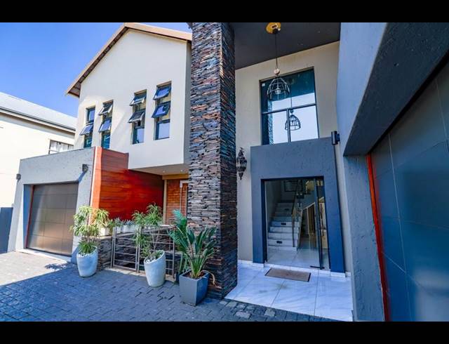 5 BEDROOM HOUSE FOR SALE IN COPPERLEAF ESTATE